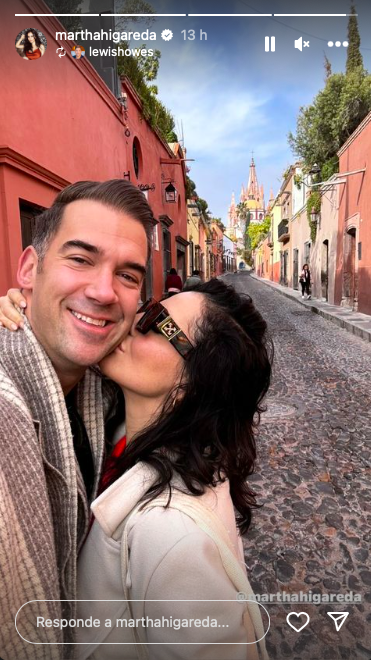 NewsSanmiguel's tweet photo. Quien anduvo de paseito por las calles de San Miguel de Allende fue @marthahigareda, quien hizo un romántico #viaje con su prometido Lewis #Howes. La pareja, que está por casarse, derramó #miel recorriendo las calles empedradas y gozó la música del mariachi
#SanMigueldeAllende https://t.co/ZdK2nxDrUb