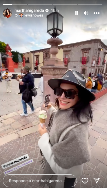 NewsSanmiguel's tweet photo. Quien anduvo de paseito por las calles de San Miguel de Allende fue @marthahigareda, quien hizo un romántico #viaje con su prometido Lewis #Howes. La pareja, que está por casarse, derramó #miel recorriendo las calles empedradas y gozó la música del mariachi
#SanMigueldeAllende https://t.co/ZdK2nxDrUb