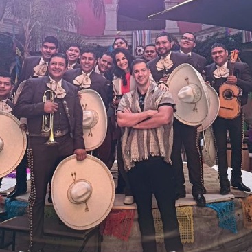 NewsSanmiguel's tweet photo. Quien anduvo de paseito por las calles de San Miguel de Allende fue @marthahigareda, quien hizo un romántico #viaje con su prometido Lewis #Howes. La pareja, que está por casarse, derramó #miel recorriendo las calles empedradas y gozó la música del mariachi
#SanMigueldeAllende https://t.co/ZdK2nxDrUb