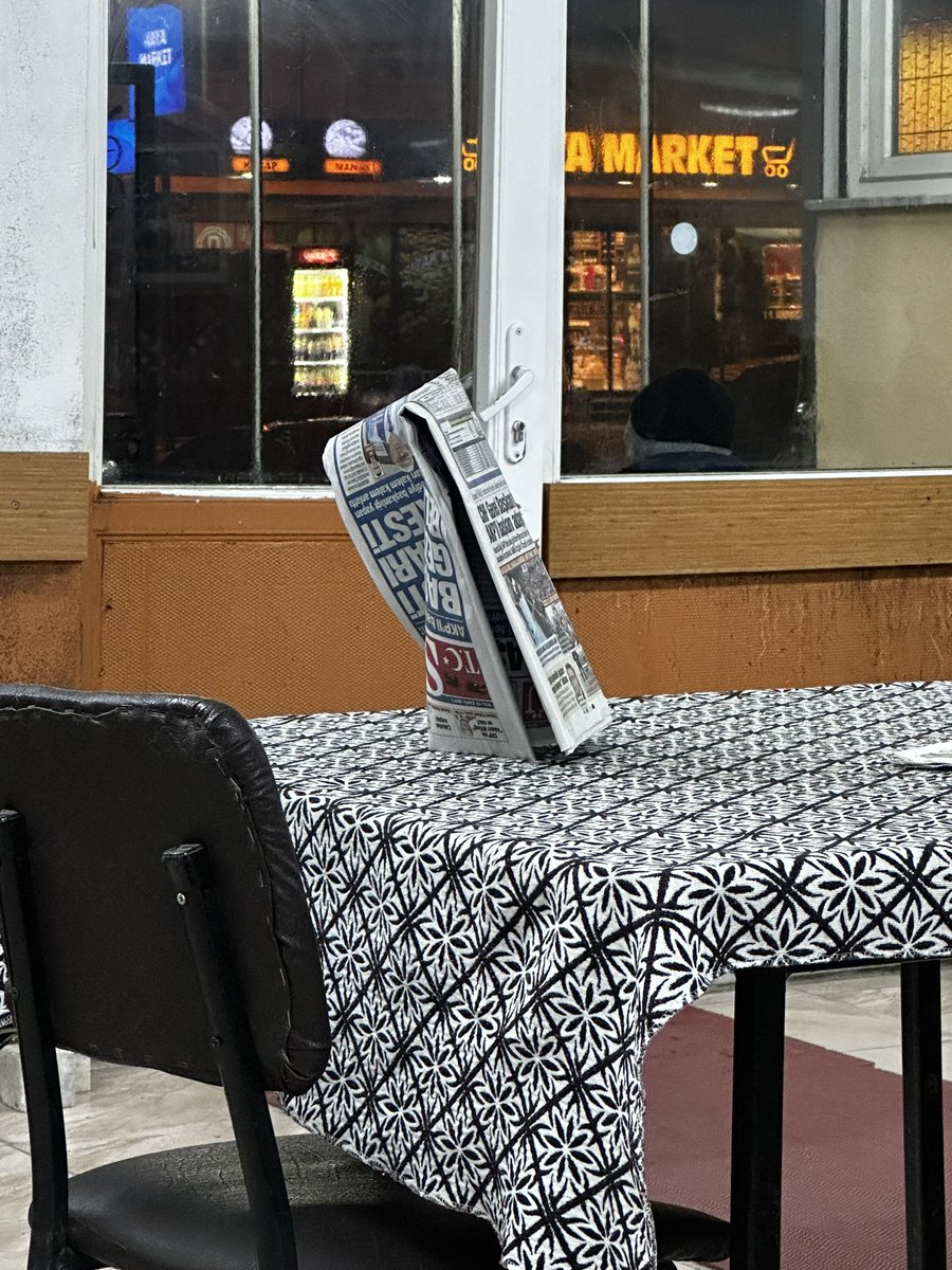 Kıraathaneci gazeteyi parketti sigaraya cikti amk