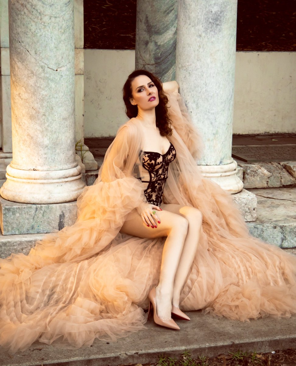 3rdeyechampagne's tweet photo. Bombshell Pose, from the Golden Gate Park Series with @ginabarbara.photography #thirdeyechampagne #sanfrancisco #psychicmedium #happynewyear2024 https://t.co/ToOa7dnODz
