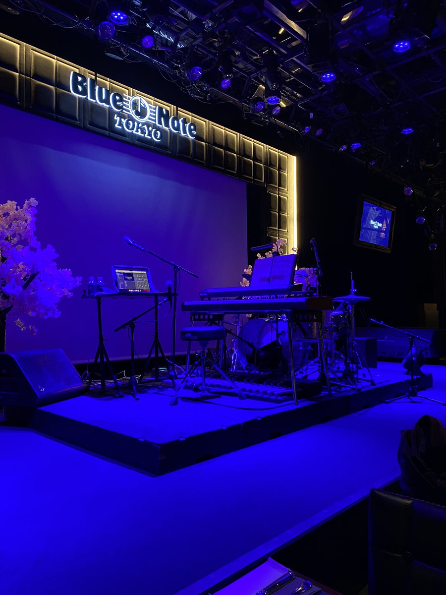 takemas13928201's tweet photo. 2024.1.22
#DOMi(key,vo) & #JDBECK(ds)
2nd show
#ドミ&#JD・ベック #ブルーノート東京
クラブ公演最終ステージ。
ドラムンベースやヒップホップのビートとジャズを融合させているミュージシャンは数多い。彼ら2人もその流れにいるのは間違いないが、目指すところが違うのが面白いところ。
(1/3) https://t.co/i7Aj6j4Mnj