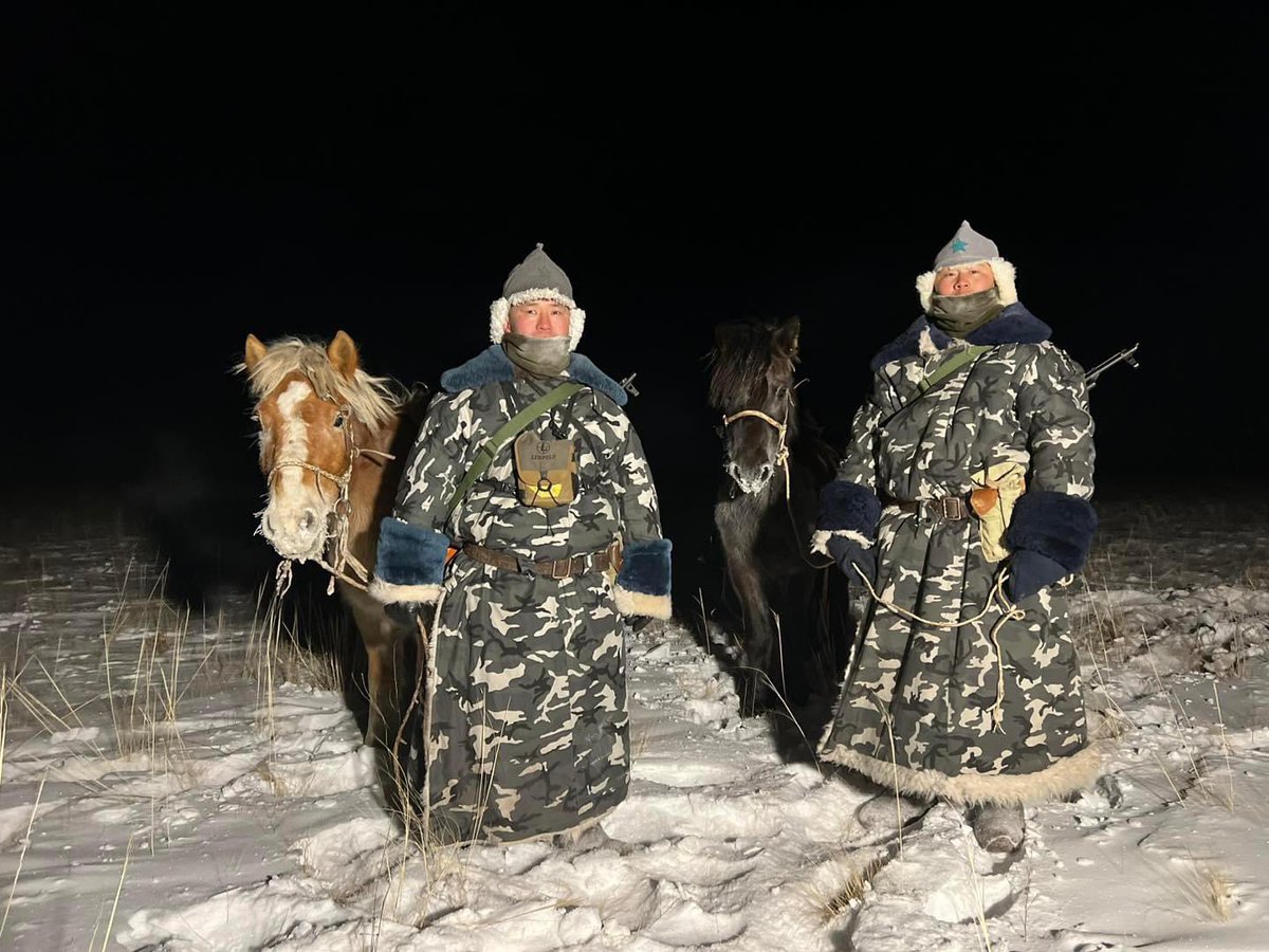 ✨ Шөнийн хилийн манааны үүрэг гүйцэтгэж яваа хилчинд. Гадаа -30 хэмийн хүйтэнд хилчинд маань албан үүргээ гүйцэтгэж, дархан хилээ манаж яваа нь гэнэ 💪💪💪 Сайхан амараарай👌 Монгол улсын хил тайван байна🇲🇳 Дорнод аймаг Халхгол сум