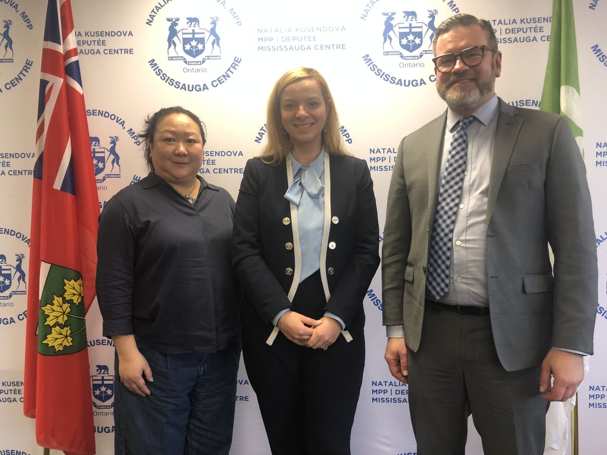 AsthmaCanada's tweet photo. @JeffreyDBeach &amp; Certified Respiratory Educator Joyce Yee met with @NatKusendova to discuss recommendations on improving care for Ontarians with severe #asthma. Investing in CREs will help ensure patients are diagnosed more quickly and improve access to specialists. #healthcare https://t.co/gy0m6xki9u