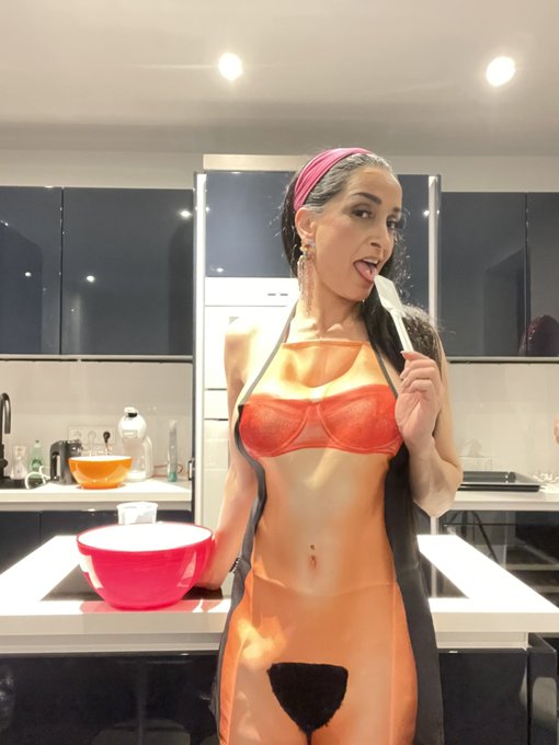 I&rsquo;m going to bake us something nice today. 😍👩🏻&zwj;🍳🥧 https://t.co/8oBKqCnSpL<a href="/tag/floating"class="tags"><span>#floating</span></a>
