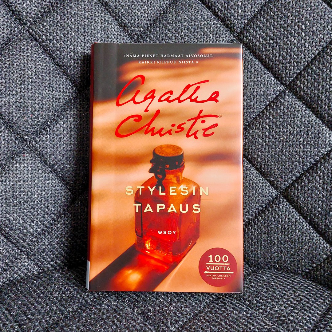 shyblueone's tweet photo. Stylesin tapaus 🔍 Hercule Poirotin debyytti oli hurmaava! Pidin siitä, että tässä(kin) Poirot kiinnittää huomion jopa oudoilta tuntuviin yksityiskohtiin, mutta niille löytyy lopulta täysin looginen syy. En arvannut tekijää, se olikin nerokas juonenkäänne. 😮
#kirjatwitter #kirja https://t.co/5EaRhjX7Kt