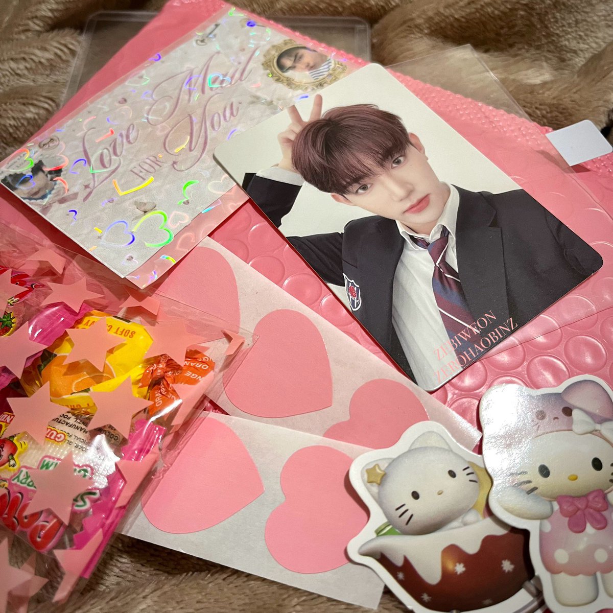 zerohaobinz's tweet photo. 💌 love mail!
hao tokki is homeee!!! thank you so much for this ga, mx bri @zebiweon! i appreciate u a lottt and i hope to see u soon! 🤍
thanks to mx tefi too for packing it safely, loveee the freebies! #gomawuk @guhnwuk https://t.co/64CataRZ0z
