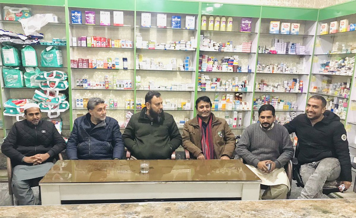03217618646's tweet photo. خواجہ رضوان انشاءاللہ MPA 
دوستوں کے ہمراہ  رانا اورنگذیب , مرزا عمر 
محمود اینڈ سنز فارمیسی 
شیر اک واری  فیر 🐅🐆🐅 https://t.co/uDbgPAT30O