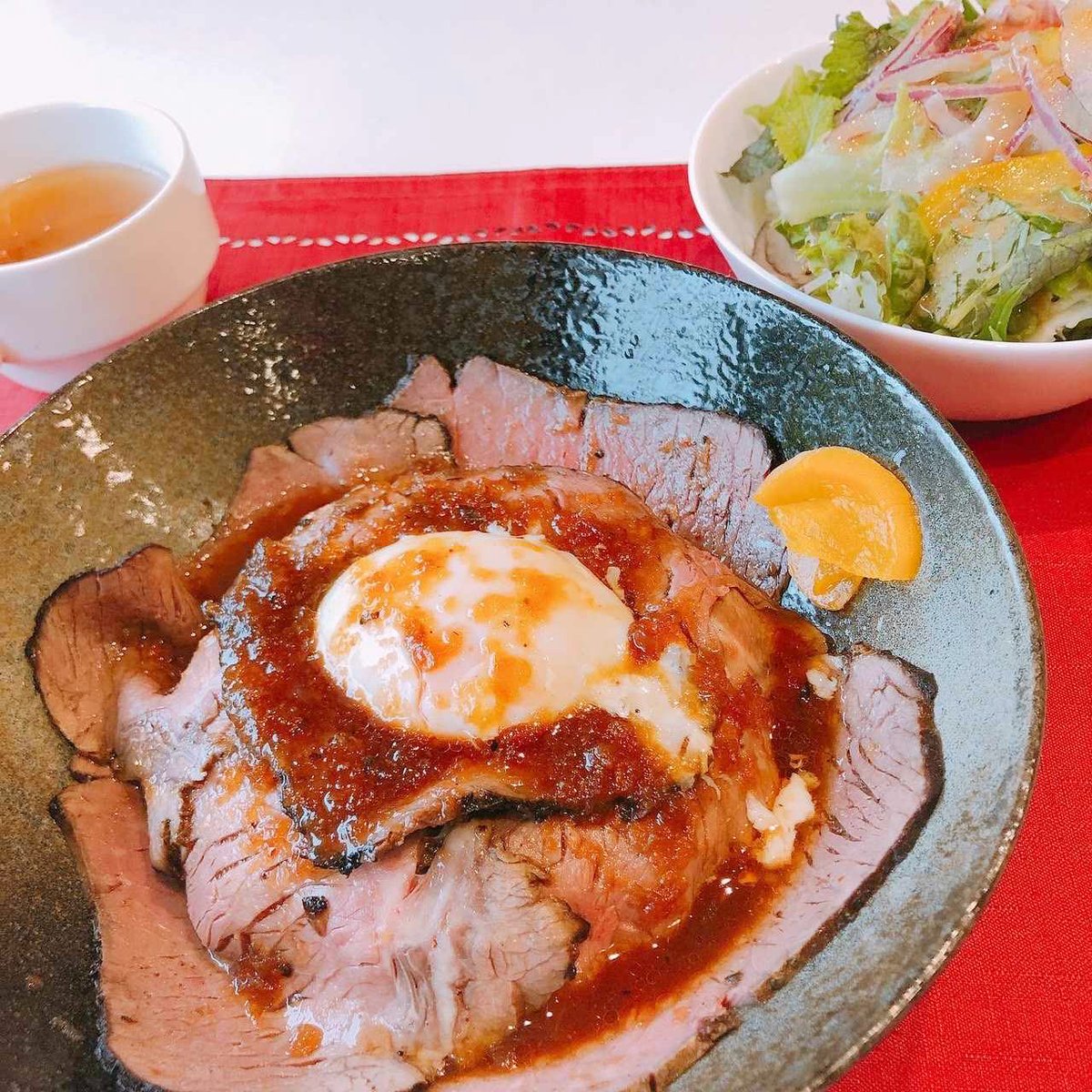 somarugoi's tweet photo. 火曜日のランチタイムは
フェリシアさん🙌

今回の日替わりメニューは
「トロトロ卵のオムライス」🥚
チキンライスにトロトロ卵、
ビーフシチューソースもかかって贅沢・濃厚な味🙌

そのほかローストビーフ丼や牛すじ煮込みカレー、大きな鯵フライ定食などももちろん用意しています！

#SOMARU https://t.co/TzxDxjGzrU