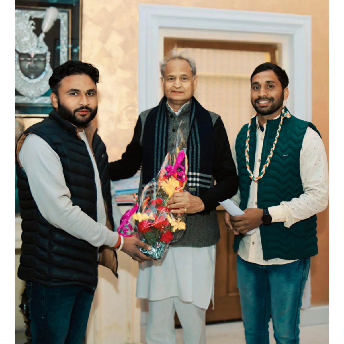Kishansaini0607's tweet photo. आज शाम को राजस्थान के पूर्व मुख्यमंत्री अशोक जी गहलोत से शिष्टाचार मुलाकात की 🤝
@ashokgehlot51 #kishanSainiMaroth #Nawa #Maroth #ग्राम_पंचायत_मारोठ #AshokGehlot #KishanSainiMaroth https://t.co/T9PjpAxbcx