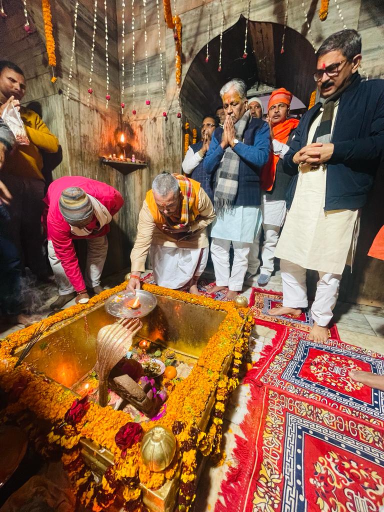 AbhinavSinhabjp's tweet photo. अयोध्या में भव्य और दिव्य श्री राम मंदिर प्राण-प्रतिष्ठा समारोह के शुभ अवसर पर मरदह स्थित महाहर धाम एवं गाजीपुर नगर के बूढ़े महादेव मंदिर में श्री @ashokbajpaibjp जी(राज्य सभा सांसद), श्री  @GazipurVijay (पूर्व मंत्री) के साथ पूजन अर्चन कर सभी के कल्याण के लिए प्रार्थना की। https://t.co/CS1ojVvGa0
