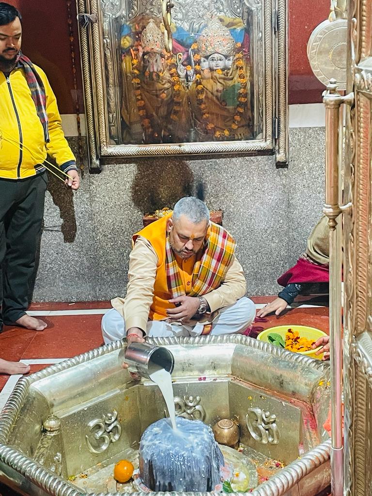 AbhinavSinhabjp's tweet photo. अयोध्या में भव्य और दिव्य श्री राम मंदिर प्राण-प्रतिष्ठा समारोह के शुभ अवसर पर मरदह स्थित महाहर धाम एवं गाजीपुर नगर के बूढ़े महादेव मंदिर में श्री @ashokbajpaibjp जी(राज्य सभा सांसद), श्री  @GazipurVijay (पूर्व मंत्री) के साथ पूजन अर्चन कर सभी के कल्याण के लिए प्रार्थना की। https://t.co/CS1ojVvGa0