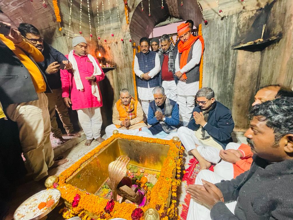 AbhinavSinhabjp's tweet photo. अयोध्या में भव्य और दिव्य श्री राम मंदिर प्राण-प्रतिष्ठा समारोह के शुभ अवसर पर मरदह स्थित महाहर धाम एवं गाजीपुर नगर के बूढ़े महादेव मंदिर में श्री @ashokbajpaibjp जी(राज्य सभा सांसद), श्री  @GazipurVijay (पूर्व मंत्री) के साथ पूजन अर्चन कर सभी के कल्याण के लिए प्रार्थना की। https://t.co/CS1ojVvGa0