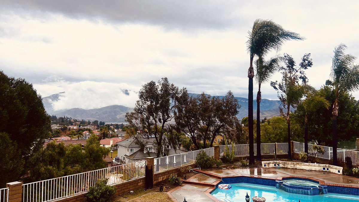 ArtistHanmo's tweet image. 雨初歇，云乍起。
洛杉矶的雨季到了，往往早上起来，雨就正在下着。用不了一个月，那些山川丘陵便全绿了，有些地方甚至和那款经典的windows桌面差不多。