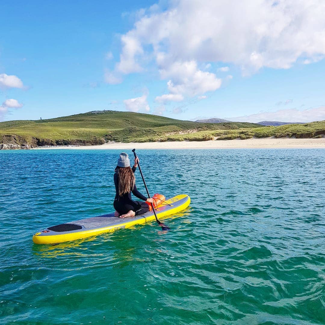 Fancy some watersports on your holiday? Or some horseriding, a boat trip, something creative, a tour or even learning some of our native language- Gaelic? Head to bit.ly/44bkieH to browse your options 🤩 📸: @charlottemurray_art #visitouterhebrides