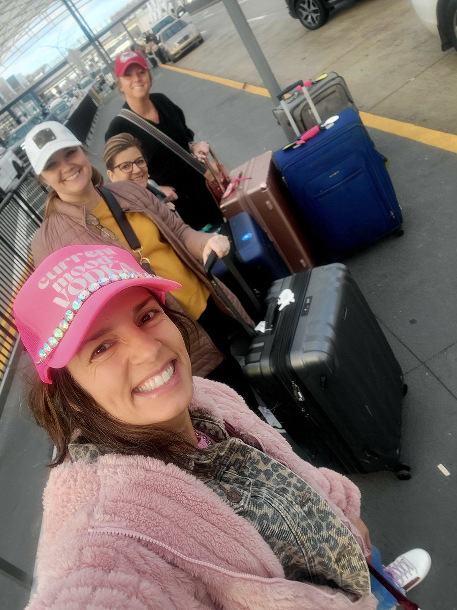 CarrieTergin's tweet photo. It's been a great market! Lots of new gifts coming to @CarriesHallmark! Including fun hats, purses &amp; sparkle shoe laces of course! It's been real #CurrentMood #ATLMKT #HallmarkGirls 🩷💓💞✈️ https://t.co/BJFXN2L0By