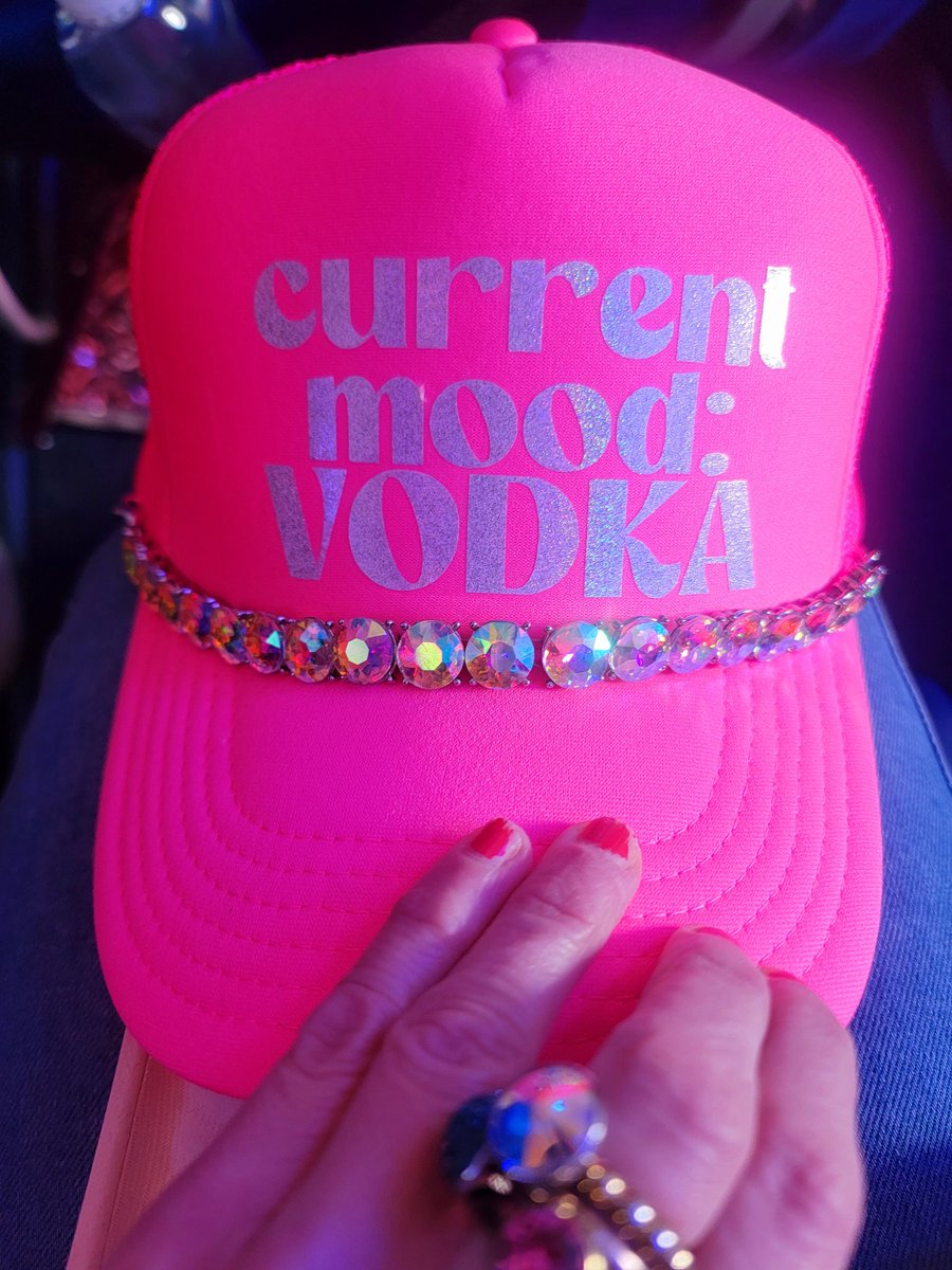CarrieTergin's tweet photo. It's been a great market! Lots of new gifts coming to @CarriesHallmark! Including fun hats, purses &amp; sparkle shoe laces of course! It's been real #CurrentMood #ATLMKT #HallmarkGirls 🩷💓💞✈️ https://t.co/BJFXN2L0By