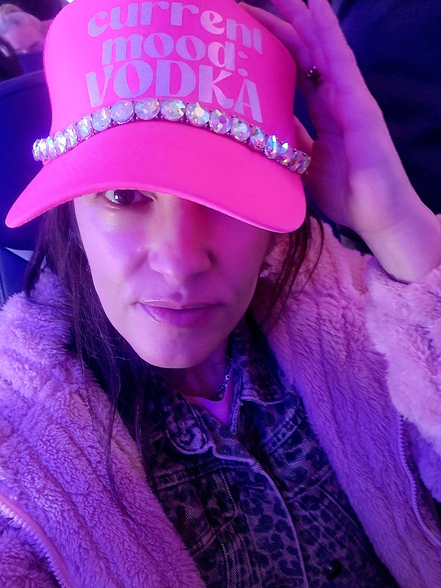CarrieTergin's tweet photo. It's been a great market! Lots of new gifts coming to @CarriesHallmark! Including fun hats, purses &amp; sparkle shoe laces of course! It's been real #CurrentMood #ATLMKT #HallmarkGirls 🩷💓💞✈️ https://t.co/BJFXN2L0By