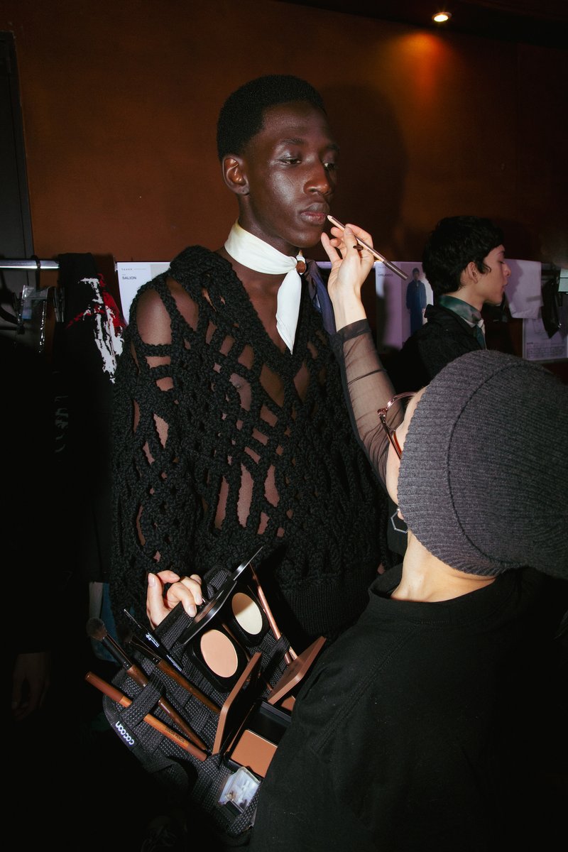 Makeupforever's tweet photo. #HotFromTheRunway Backstage at @OfficialTaakk FW24 with lead MUA Anna Sadamori using our #AquaResist Brow Filler, #AquaResist Brow Definer, #HDSKIN Powder Foundation, #ArtistColorPencil and brushes #216, #140 and #144.
Photos by @victoriapaternostudio
#PFW #MAKEUPFOREVER https://t.co/Gz6dGpwYqj