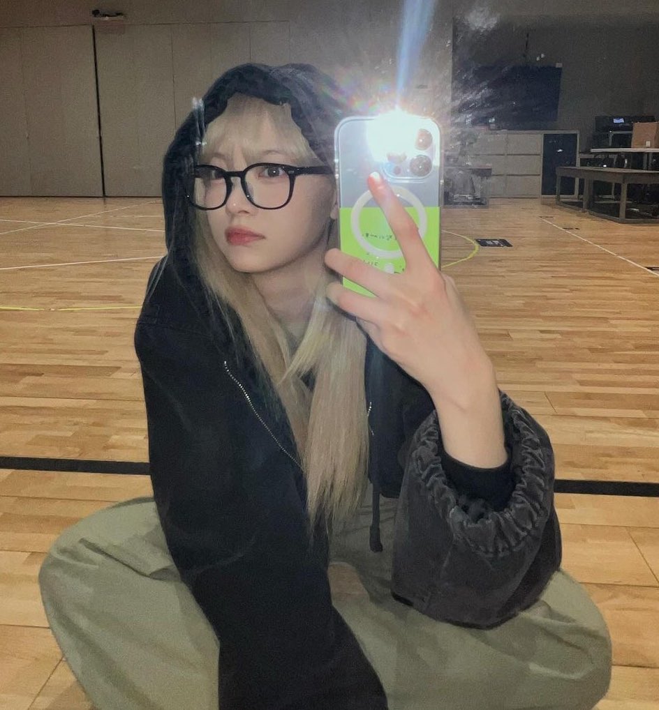 echaerubim's tweet photo. hong eunchae being an amazing dancer — a thread https://t.co/7uzLkhr9Zn