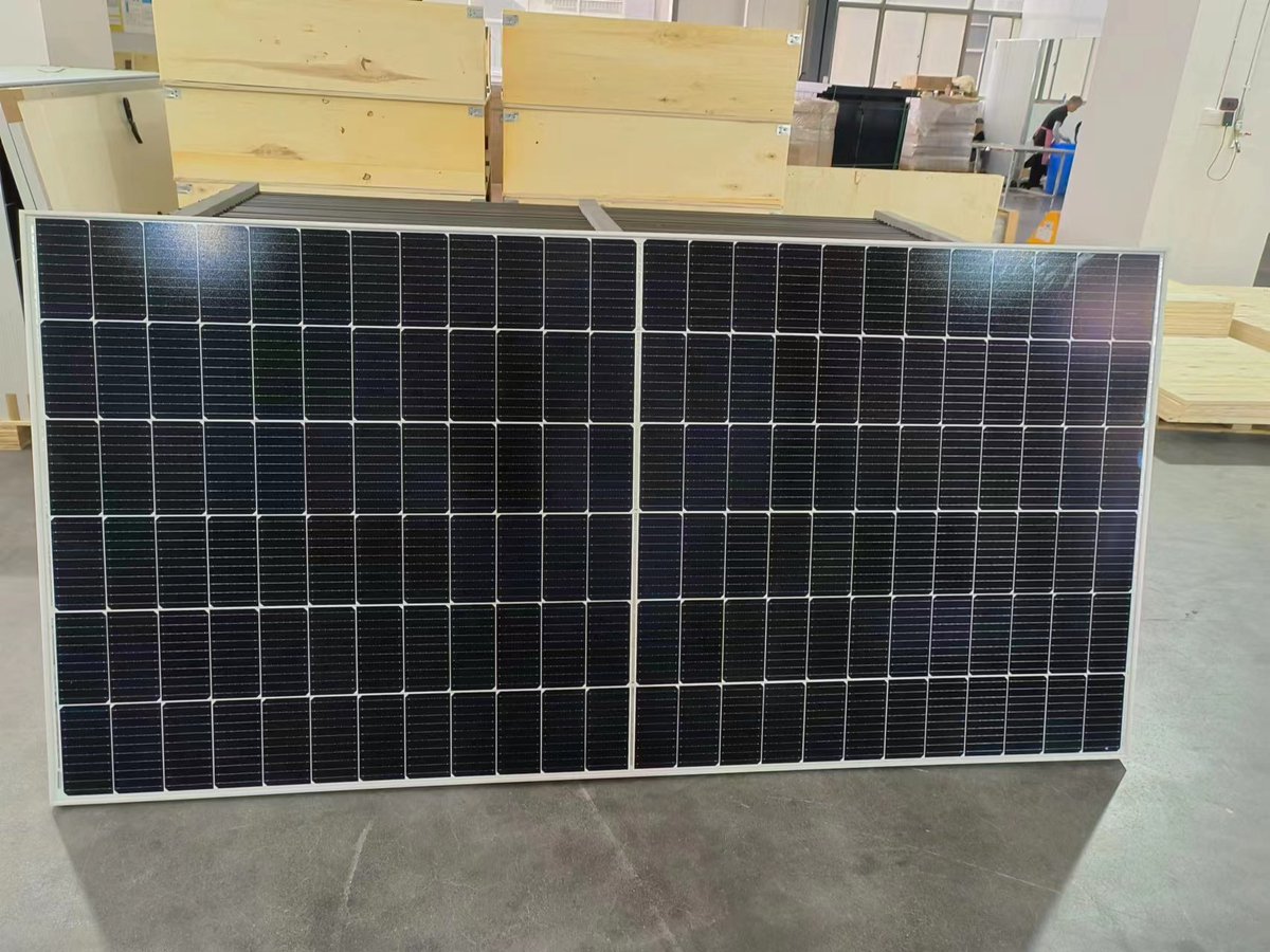 XXXI0908's tweet photo. 🇨🇳SUNFUTURE 550w mono solar panel, 
*Higher Durability 
*High Power Density 
*Half-cell Design 
*Advanced Glass 
25 Years Power Warranty
🤝Undertake residential, industrial, and commercial power solar projects.
💫Interested friends can send me a message. https://t.co/uE4iArybTe