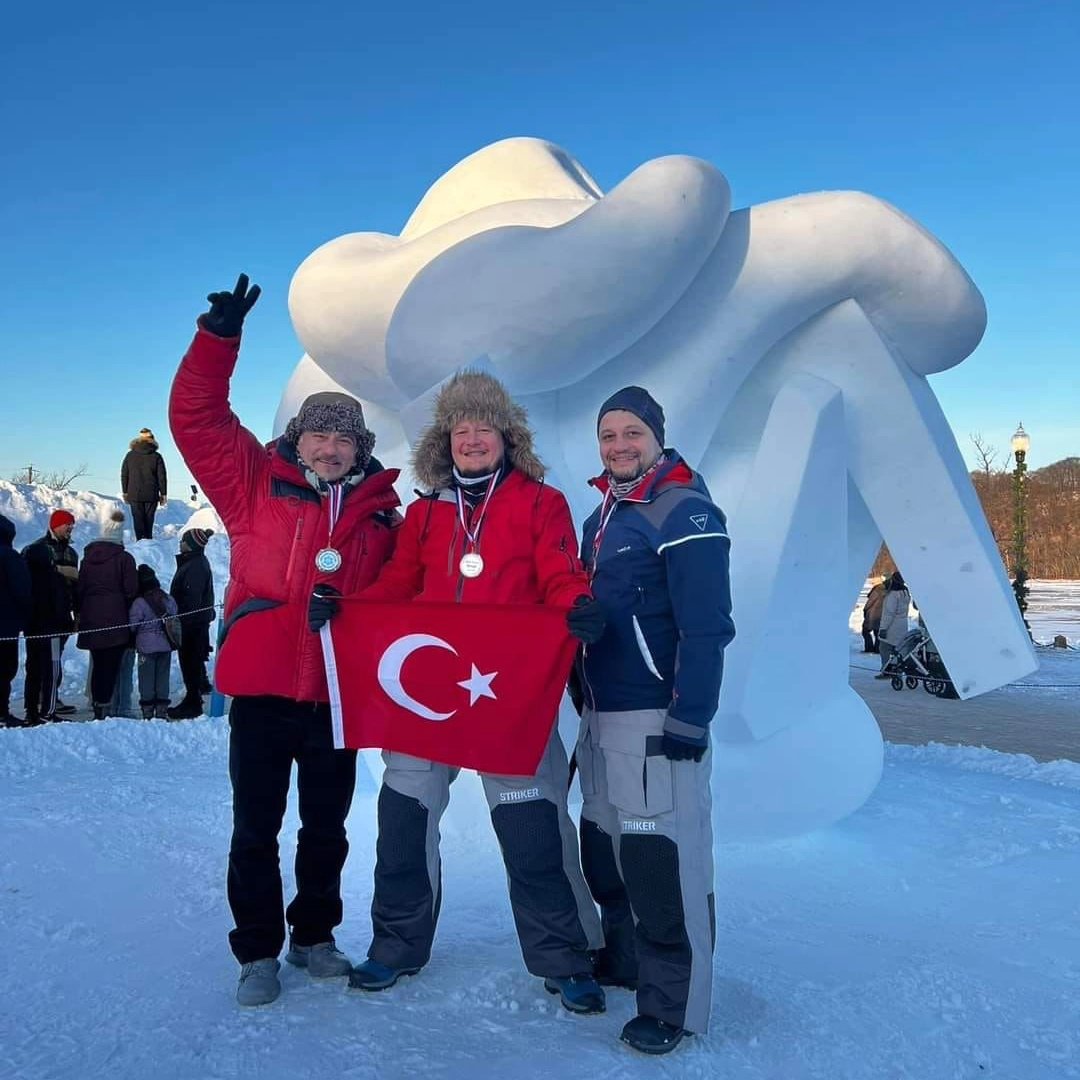 kou92official's tweet photo. Geçtiğimiz sene Minnesota Stillwater, Amerika’da düzenlenen “World Snow Sculpture Championships” organizasyonunda üçüncü olan Türk heykel takımı bu sene başarısına bir yenisini ekleyip ikinciliği elde etti. 👏
🌐 https://t.co/wFbOwpvBBM https://t.co/yfzwW2Fv6F