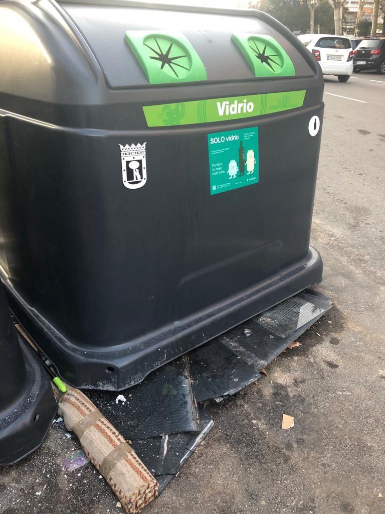 hortalezaexiste's tweet photo. En Santa Virgilia 12 el fin de semana alguien depositó unos vidrios apoyados en el contenedor de reciclaje. Al elevarlo para vaciarlo, se cayeron a la calzada, quedando bajo el contenedor rotos. @Lineamadrid Solicitamos q vengan a retirarlos, están peligrosos. Gracias https://t.co/QEiMeh5GW1