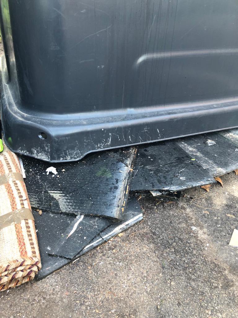 hortalezaexiste's tweet photo. En Santa Virgilia 12 el fin de semana alguien depositó unos vidrios apoyados en el contenedor de reciclaje. Al elevarlo para vaciarlo, se cayeron a la calzada, quedando bajo el contenedor rotos. @Lineamadrid Solicitamos q vengan a retirarlos, están peligrosos. Gracias https://t.co/QEiMeh5GW1