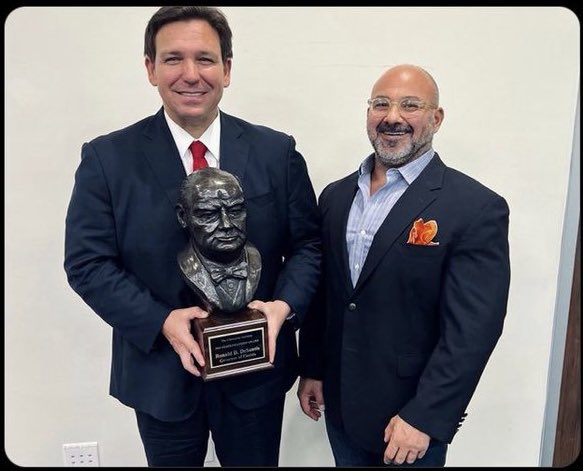 ScottMGreer's tweet photo. If you claim to be 5’8, then how are you this much shorter than 5’9 Ron? https://t.co/gpEpY6m9zn