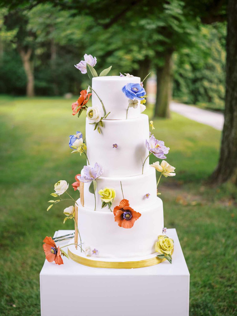thewhiteroomuk's tweet image. 50 of the Prettiest #FloralWeddingCakes... 💐🍰

You can use everything from #FreshBlooms to handcrafted #SugarFlowers to bring a garden-inspired touch to #YourBigDay #Dessert!

Continue reading below to find out more. 👇

tinyurl.com/27dzbhw2

#WeddingCakes #WeddingInspo