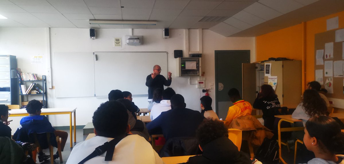 Classe Médi@s (@classemediasmlv) on Twitter photo Merci @ehuver pour la présentation de son reportage 'Méditerranée, nouveau cimetière des réfugiés'. Un moment d #EMI riche en émotions et des conseils 👌 lors de l'itw accordée aux élèves de la <a href="/ClassemediasMLV/">Classe Médi@s</a> <a href="/ouahmane_omar/">Omar Ouahmane</a> <a href="/MBroustail/">Maryse Broustail</a> <a href="/albert_londres/">Prix Albert Londres</a> <a href="/clemiversailles/">CLEMI Versailles</a> Merci @ehuver pour la présentation de son reportage 'Méditerranée, nouveau cimetière des réfugiés'. Un moment d #EMI riche en émotions et des conseils 👌 lors de l'itw accordée aux élèves de la <a href="/ClassemediasMLV/">Classe Médi@s</a> <a href="/ouahmane_omar/">Omar Ouahmane</a> <a href="/MBroustail/">Maryse Broustail</a> <a href="/albert_londres/">Prix Albert Londres</a> <a href="/clemiversailles/">CLEMI Versailles</a>