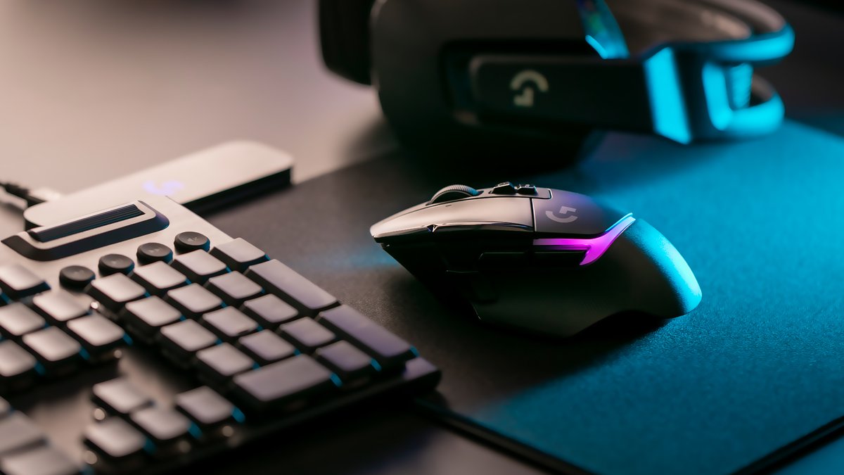 LogitechG's tweet photo. Let's start Monday with some gaming setup inspiration. Show us your G setups! https://t.co/xd3x01wmHp