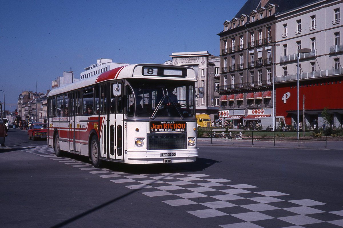STARmeparle's tweet photo. [STARchives⭐]

Souvenir de la ligne 8 ! ✨

👀 Devant quelle ancienne chaîne de magasins populaire, lancée en 1931, cette photo a-t-elle été prise ? Dites-le nous en commentaire ! 📸⬇️

#Archives #RétroBus #Rennes https://t.co/rWQCm02kct
