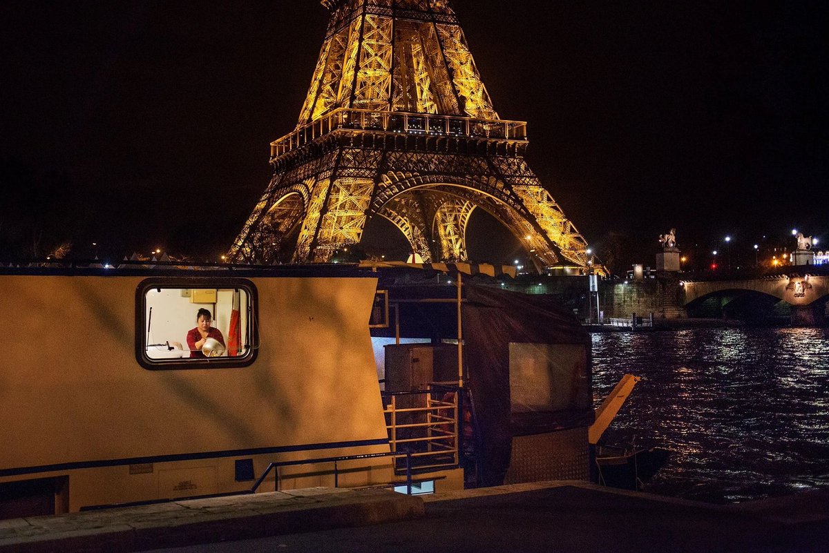 LA PHOTO DU LUNDI | Sous la lumière
Après une soirée entre Philippins sur une péniche parisienne, cette employée de maison retourne rapidement à la tâche. Le photographe Thomas Morel-Fort capture la scène qui dévoile le quotidien des employées philippines buff.ly/3vOIkQI