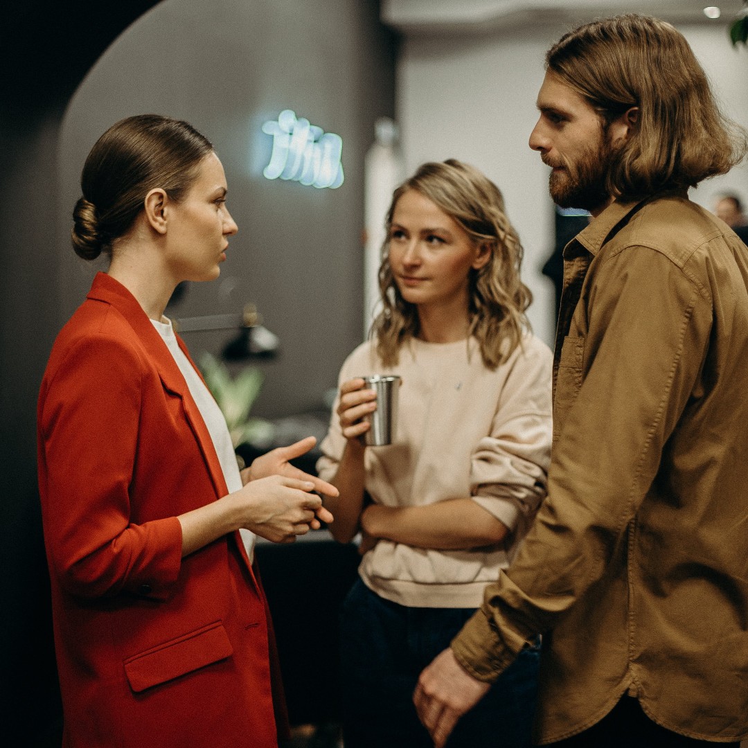 DefoesLStyle's tweet image. 🌐Cultivating Curiosity in Conversations: A Transformative Guide💙 #CuriousConversations #ConnectionMatters #AuthenticDialogue✨💬

⚜️⚜️DEFOESLIFESTYLE⚜️⚜️
#EST1980TM
📍#Switzerland #Zug #London #NY
📞 +41 41 552 0188
✨#defoes #defoesag #defoeslifestyle 

defoeslifestyle.com/unlocking-mean…