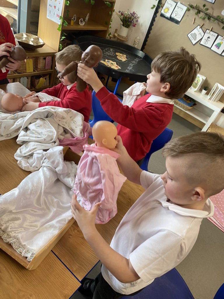 ALCTillerySt1's tweet photo. Y1SSh enjoyed their Abertiser afternoon today for their new topic ‘Whatever Next?’ 🧸 They are planning to design and invent a new Toy for the future, so they begun by exploring current toys! They took a vote on their favourite toys ready to make a pictogram next week! 📊🪀 https://t.co/CTVNk5kZZq