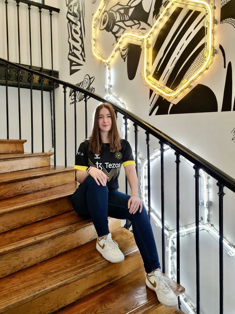 Sopriam_'s tweet photo. Sooooo happy to announce that I'm joining @TeamVitality as social media specialist ! 🐝

#VforVictory https://t.co/r3W9MGM1bp