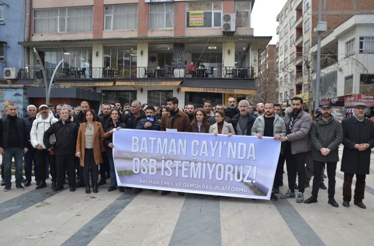 Batmanmimod's tweet photo. Batman Çayı’nda yapılması planlanan OSB ye karşı Batman Emek ve Demokrasi Platformu olarak basın açıklaması düzenlendi. #batmançayındaosbyapılmasınıkabuletmiyoruz https://t.co/4fN32cX6Tf