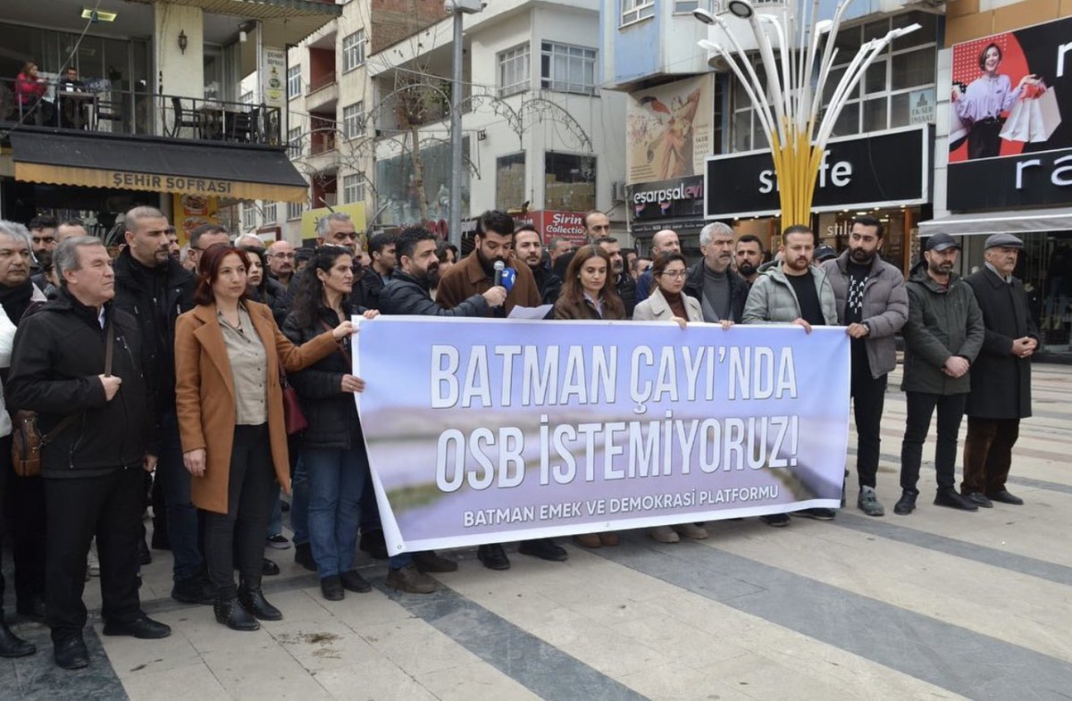 Batmanmimod's tweet photo. Batman Çayı’nda yapılması planlanan OSB ye karşı Batman Emek ve Demokrasi Platformu olarak basın açıklaması düzenlendi. #batmançayındaosbyapılmasınıkabuletmiyoruz https://t.co/4fN32cX6Tf