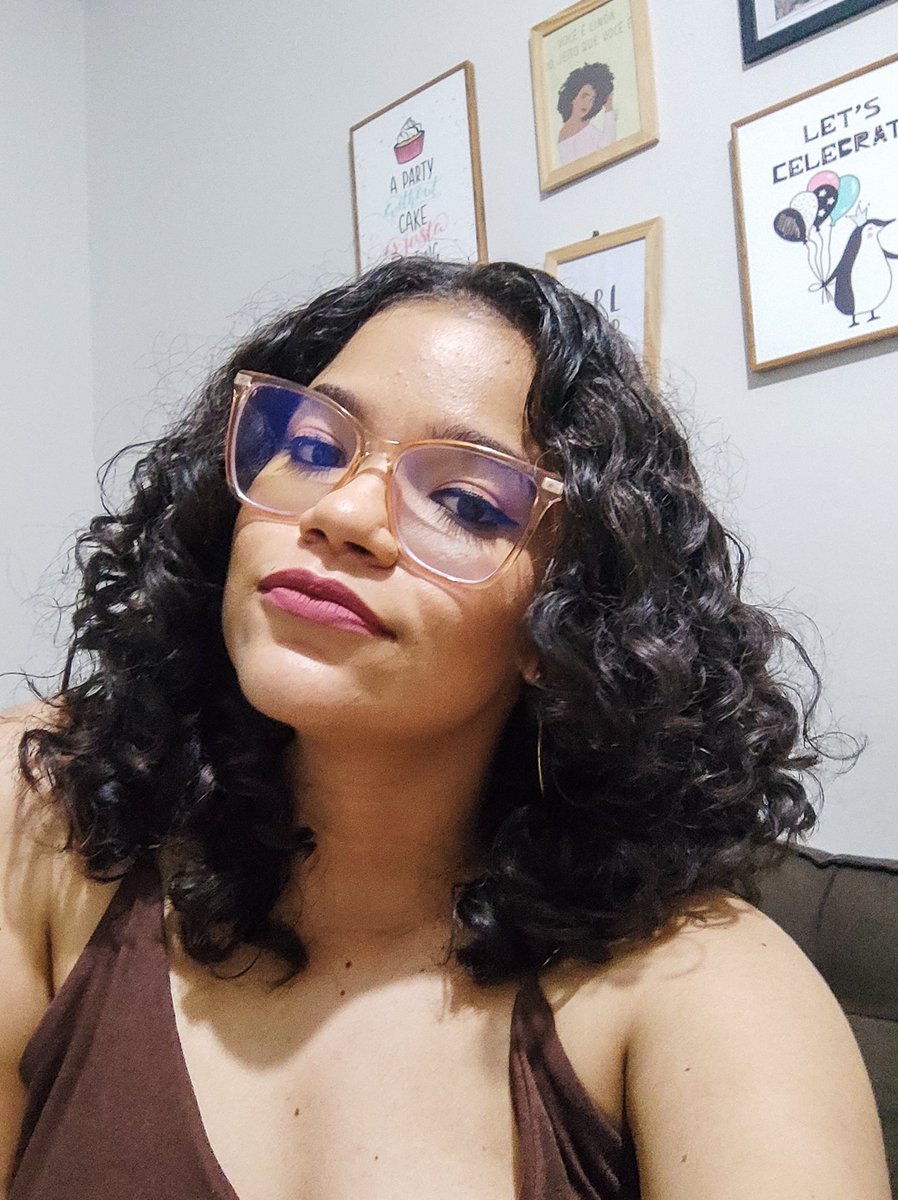 tthiarlley's tweet photo. demorei, mas cheguei na tag #escritoresdotwitter

Thiarlley aqui! Sergipana, jornalista e escritora desde os 15 anos. Meu livro mais recente é 'Não é o que Parece', eleito o Melhor Romance de 2023 no Prêmio Litera. Tenho 5 obras publicadas no total. 💛 https://t.co/Alc5wQzX2P