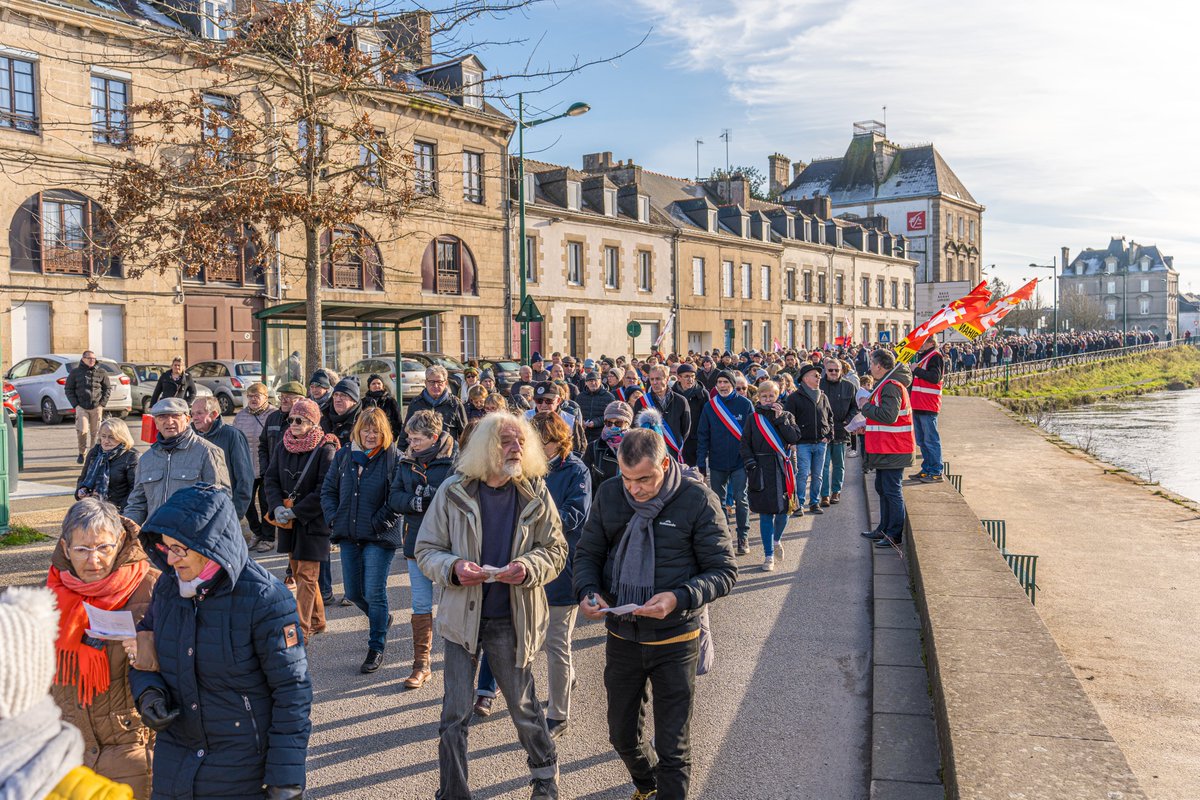SimonUzenat's tweet photo. A l'appel du #CollectifdeDéfense #CHCB, j'étais samedi à #Pontivy aux côtés des élus, personnels, syndicats, citoyens : l'Etat doit mobiliser des moyens financiers et humains à la hauteur des besoins de santé des habitants du Centre-Bretagne #HôpitalPublic
https://t.co/BFpYearkxu https://t.co/WScApN1lTQ