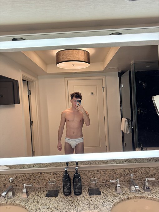 RT if you think I’m twink https://t.co/KYOxU3kH0D