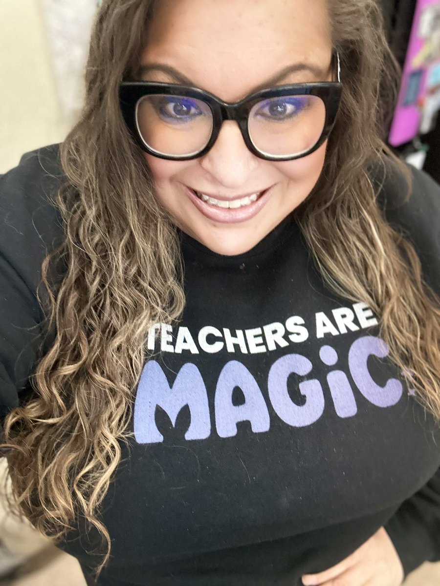 When you get to deliver the news that your district is a @magicschoolai district to your teachers, it’s only appropriate to rep them!! @jlo731 @adeelorama #TeachersAreMagic #MagicSchoolAI #MagicSchoolPioneer