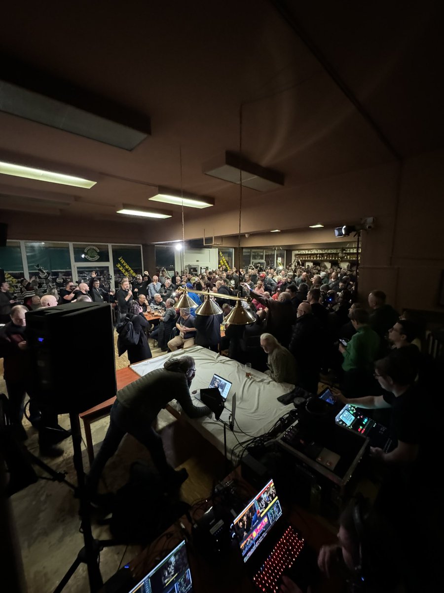 rikejmisebi's tweet photo. Dneska vysílame s @fameplay_live živák @Vit_Rakusan z Karviné. Je tu plno, plno tak plno, že se k vlastní režii musim tlačit přes lidi. Další vlákno ⬇️ https://t.co/YMHFwc9euH