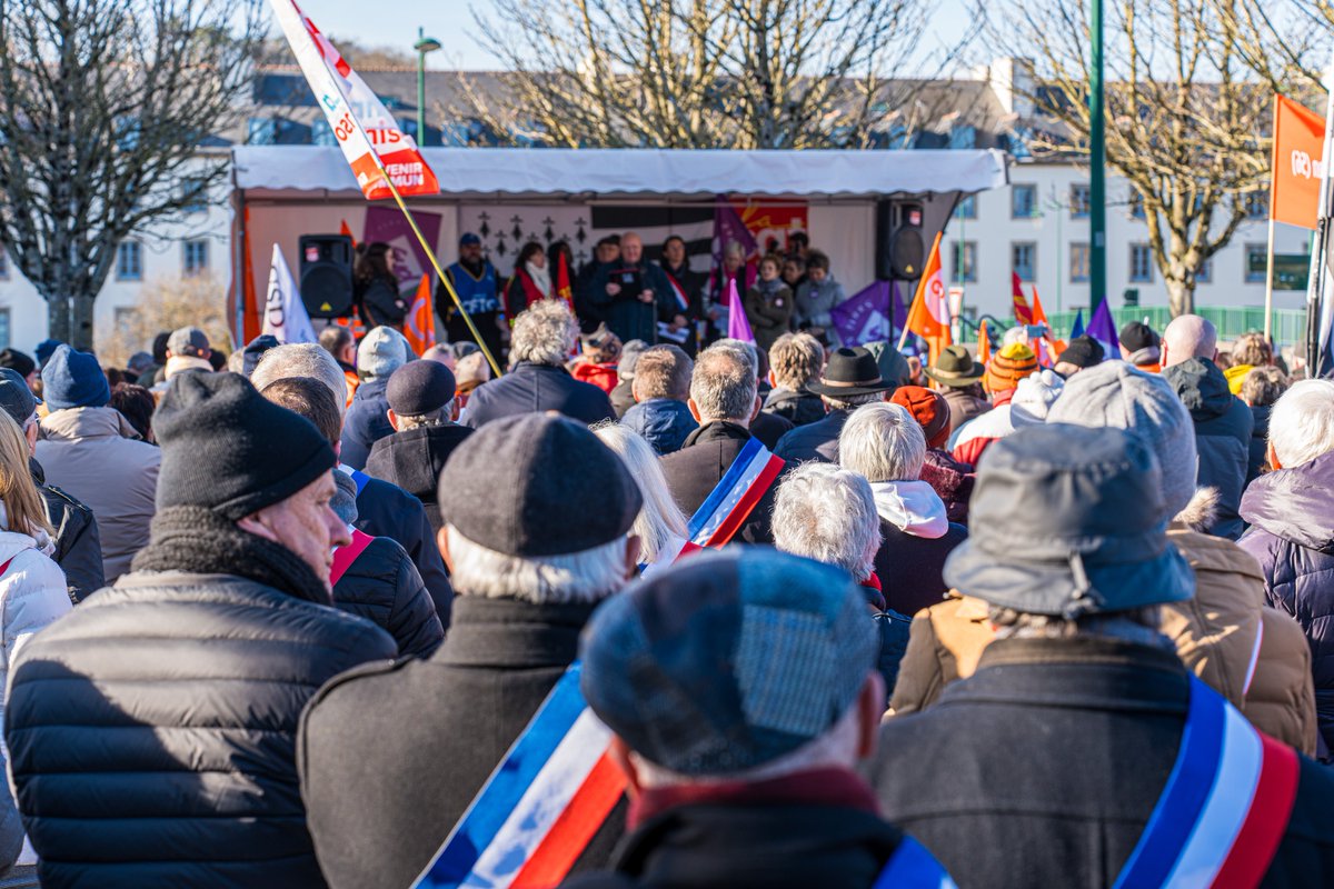 SimonUzenat's tweet photo. A l'appel du #CollectifdeDéfense #CHCB, j'étais samedi à #Pontivy aux côtés des élus, personnels, syndicats, citoyens : l'Etat doit mobiliser des moyens financiers et humains à la hauteur des besoins de santé des habitants du Centre-Bretagne #HôpitalPublic
https://t.co/BFpYearkxu https://t.co/WScApN1lTQ