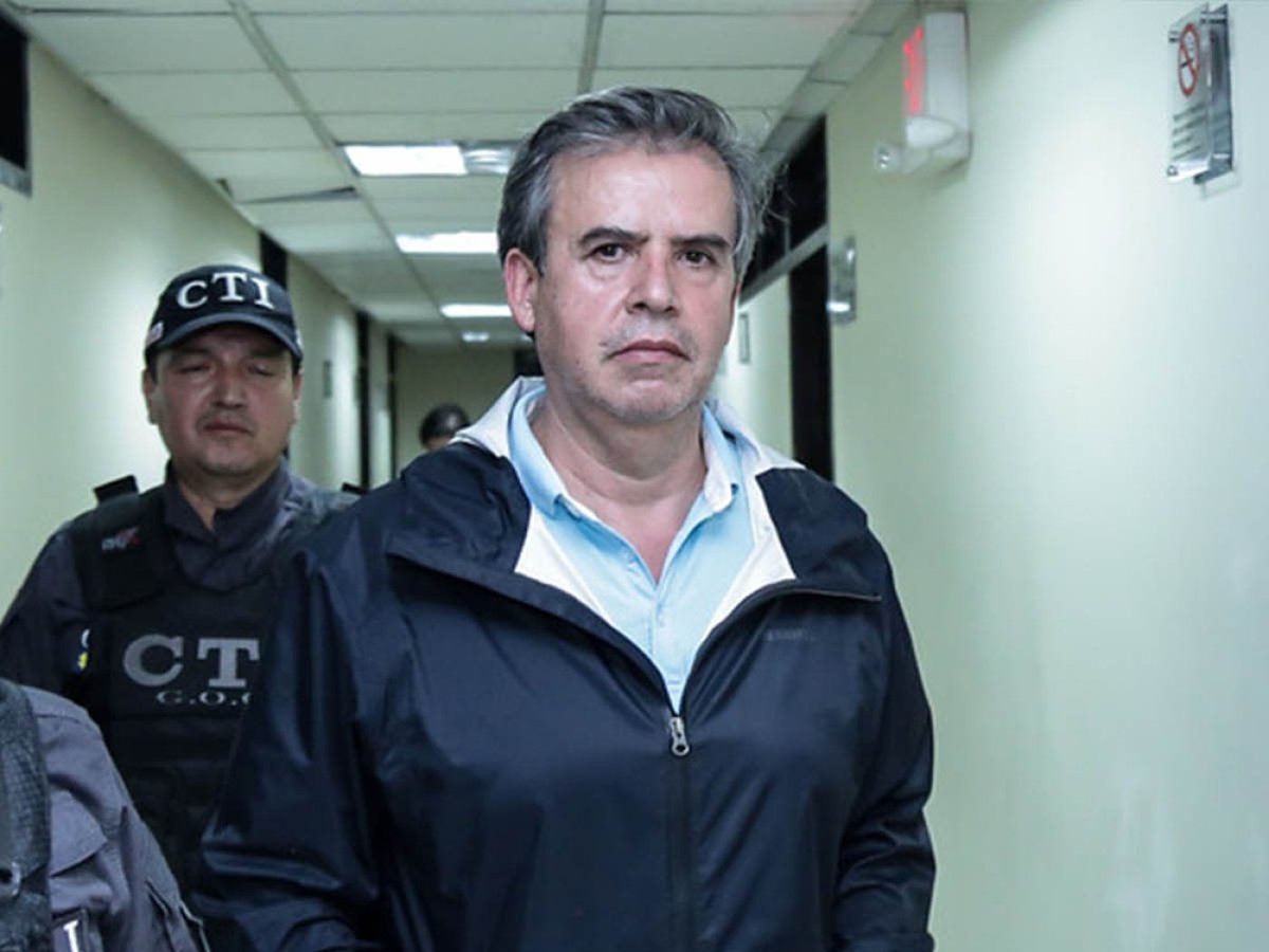 Melquisedec70's tweet photo. Sin vergüenza. ¿Un condenado por corrupción discute una reforma para evitar su extradición?

1 Colombia y Francia están discutiendo una reforma a la extradición en la que los nacionales de cada país no podrían ser extraditados al otro

2 Alex Vernot, íntimo amigo y asesor de Petro en años pasados, fue condenado en Colombia a 72 meses de c��rcel por corrupción en el caso de Carlos Matos, Hyundai; tiene nacionalidad colombiana y francesa, vive en Francia mientras la Corte Suprema revisa su condena

3 Es tan estrecho el lazo Vernot - Petro que nombró a su esposa Laura Guillem embajadora de Colombia ante Unesco en París, luego de que el gobierno de Macron la rechazara como embajadora ante Francia

4 En las discusiones de la reforma a la extradición, en noviembre 2023 en París, uno de los partícipes fue el mismo Vernot con su amigo Juan Carlos Losada, alto funcionario de la Cancillería, implicado en el escándalo del negocio de los pasaportes

5 Vernot afirma que estuvo con Losada en esas reuniones, la Cancillería niega que haya estado

6 Si se reforma la extradición Francia - Colombia, Vernot  nunca sería extraditado

7 Paradójicamente, otro beneficiado sería el exdirector del DPS del gobierno Duque, Pierre García Jacquier que tiene nacionalidad francesa por su madre y, según fuentes políticas, ya está en París huyendo de la justicia colombiana; se le acusa de corrupción en multimillonarios contratos