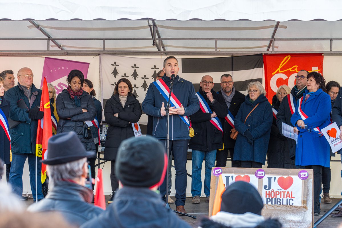 SimonUzenat's tweet photo. A l'appel du #CollectifdeDéfense #CHCB, j'étais samedi à #Pontivy aux côtés des élus, personnels, syndicats, citoyens : l'Etat doit mobiliser des moyens financiers et humains à la hauteur des besoins de santé des habitants du Centre-Bretagne #HôpitalPublic
https://t.co/BFpYearkxu https://t.co/WScApN1lTQ