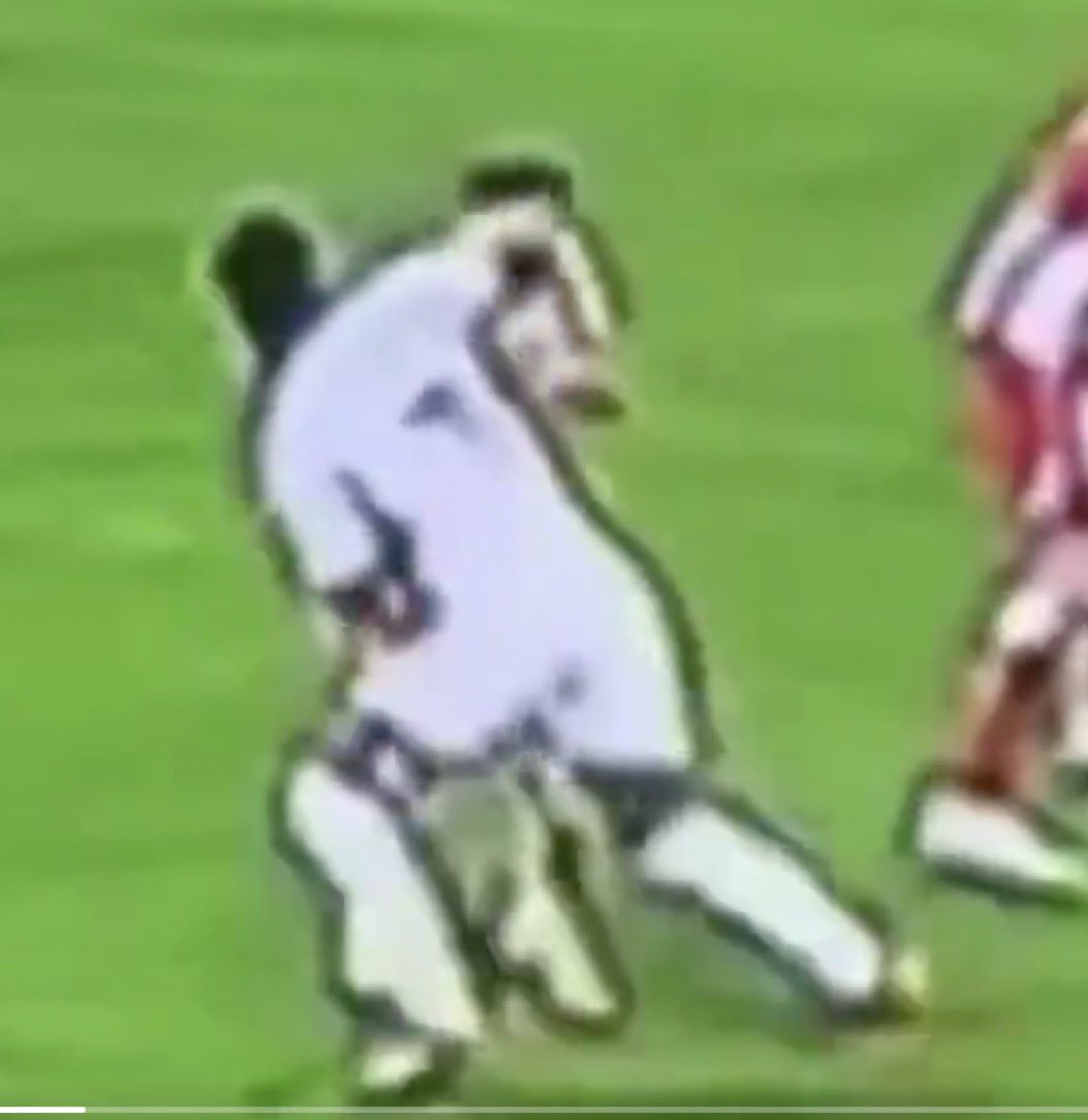 🚨🚨 Fuite audio du VAR dans l’action dans laquelle Vinicius donne un coup de coude à un joueur d'Almeria. 

L'arbitre sur le terrain Hernandez Hernandez a vu le jeu et a déclaré au VAR : "Quand Vinicius écarte le joueur, il utilise son bras et frappe le joueur au visage. Oui...