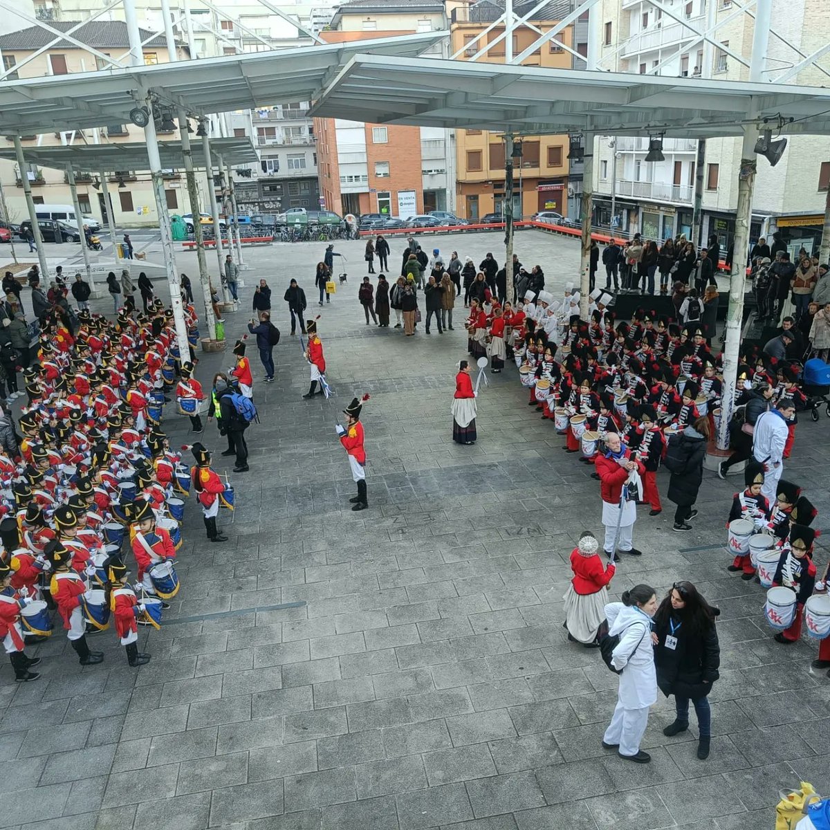 MRE_Eskola's tweet photo. EUS - Larunbatean MREko ikasleek urtero bezala desfilatu zuten Egian zehar, baina oraingoan 50. urteurrena ospatuz.

ES - El sábado el alumnado de MRE desfiló como todos los años por Egia, pero en esta ocasión celebrando el 50° aniversario.

#danborrada #tamborradainfantil https://t.co/htWl3BvAgF