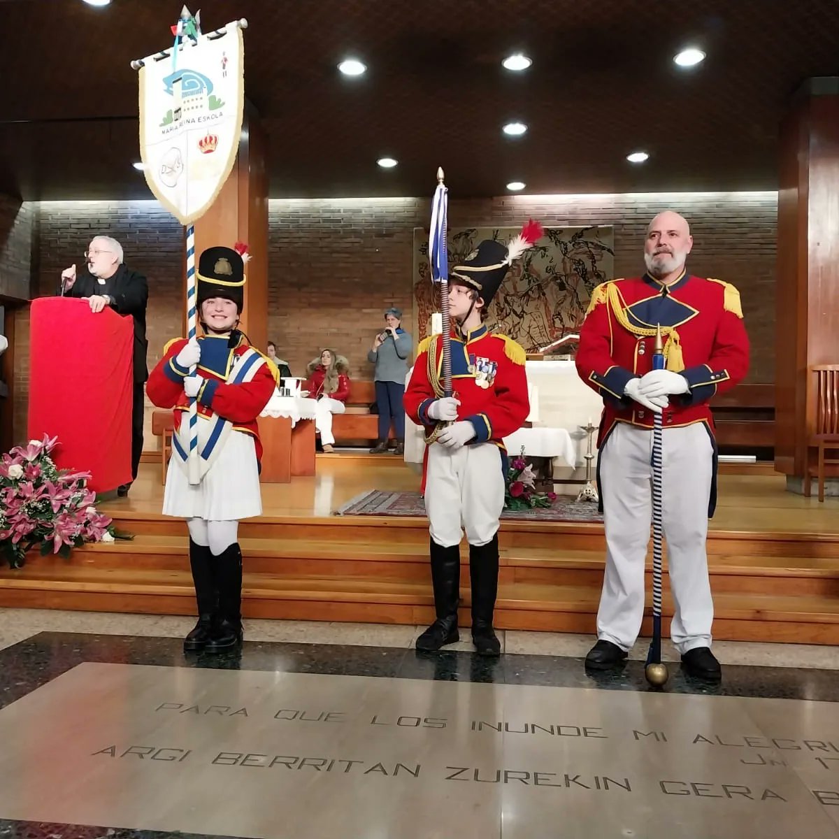 MRE_Eskola's tweet photo. EUS - Larunbatean MREko ikasleek urtero bezala desfilatu zuten Egian zehar, baina oraingoan 50. urteurrena ospatuz.

ES - El sábado el alumnado de MRE desfiló como todos los años por Egia, pero en esta ocasión celebrando el 50° aniversario.

#danborrada #tamborradainfantil https://t.co/htWl3BvAgF